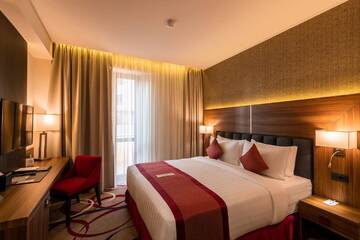 Номер с кроватью размера «king-size» в Отеле Ramada Hotel & Suites by Wyndham Yerevan